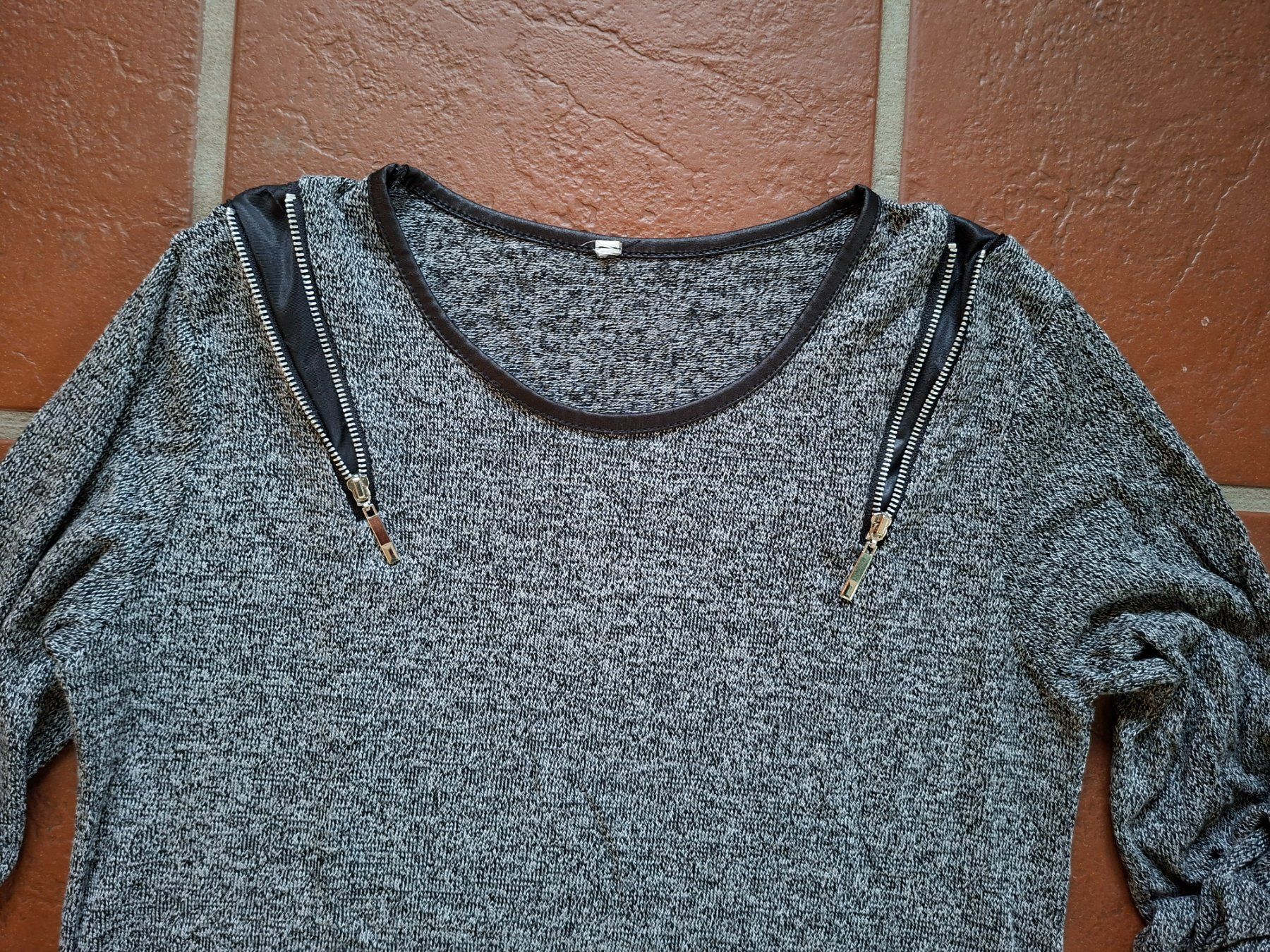 Maglioni & Felpe: Chicorée; dunkelgrauer Pullover mit Schulterdetail Gr. S – Usato da Boniswil venduto da Totomat-Lady 1