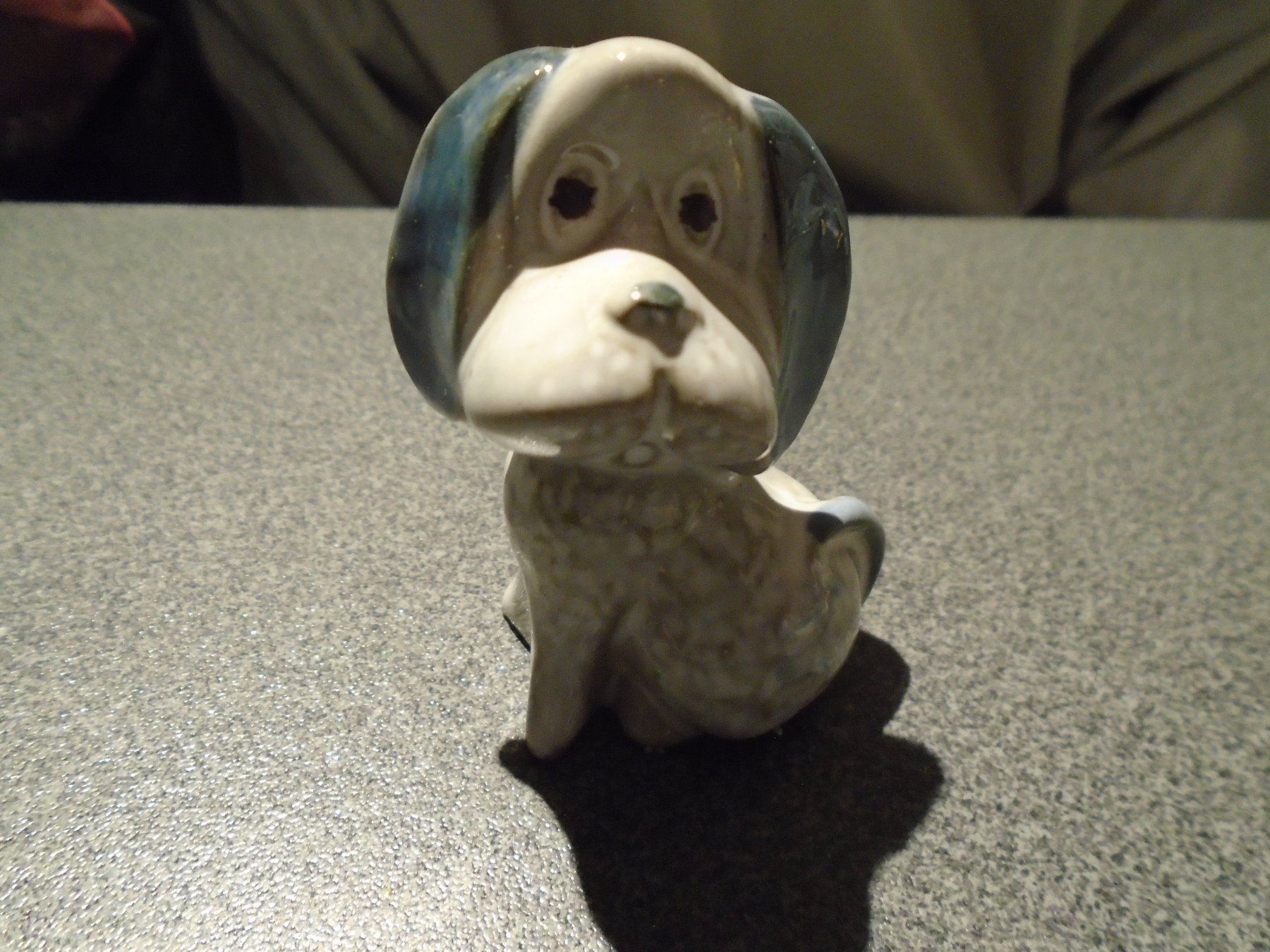 Statuette: Hund grau/weisse Punkte, sitzend – Usato da Zürich venduto da Motzkuh