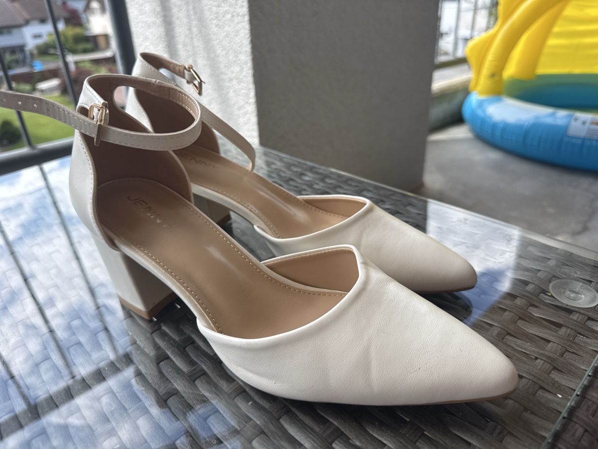 Chaussures femmes: Schuhe cremefarben – D'occasion à heerbrugg par Sesolella