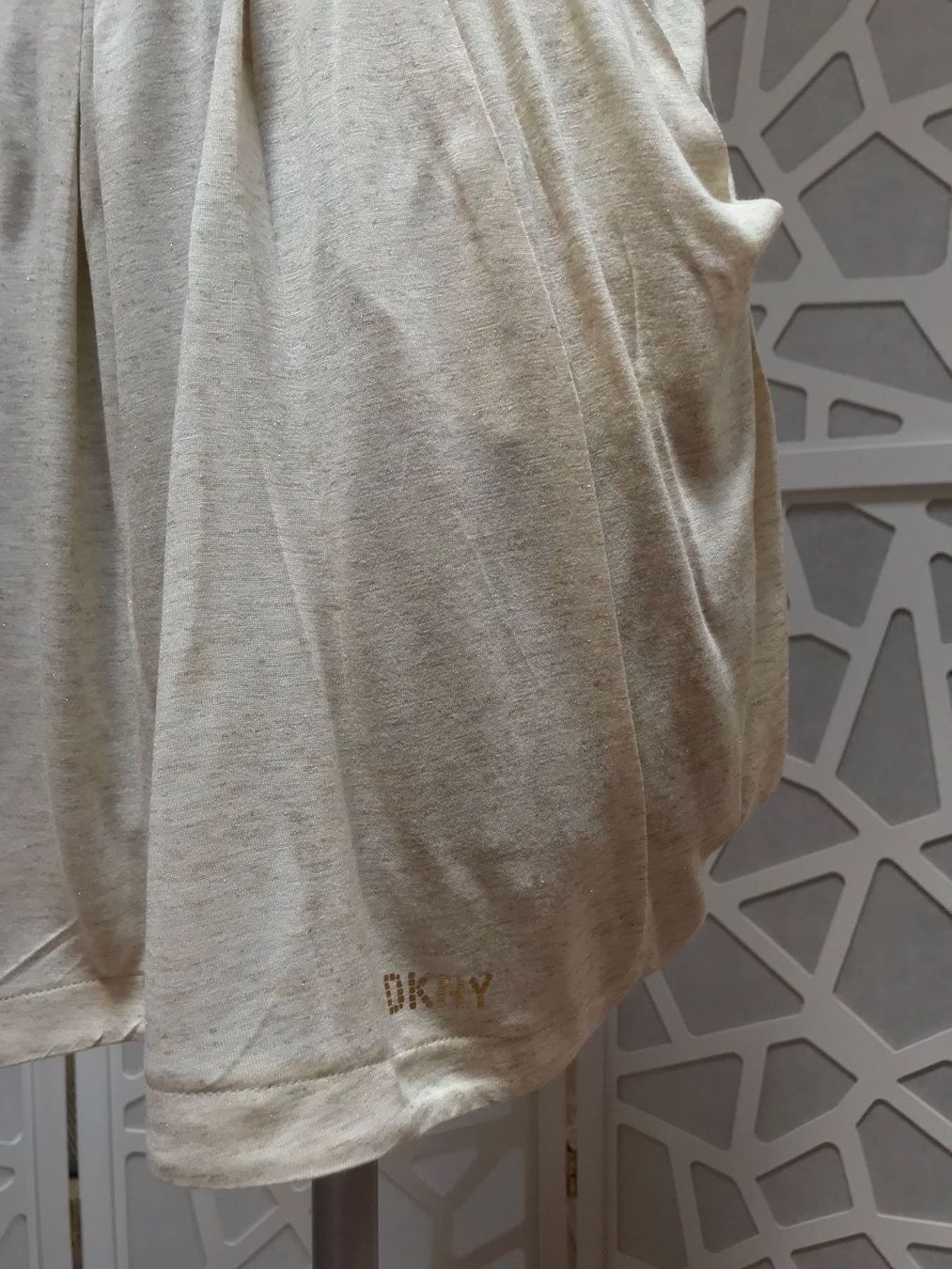 DKNY Kleider & Röcke: Belle jupe beige 'DKNY'. Taille 14ans – Neu (gemäss Beschreibung) aus Grund b. Gstaad von PlageNeige 4