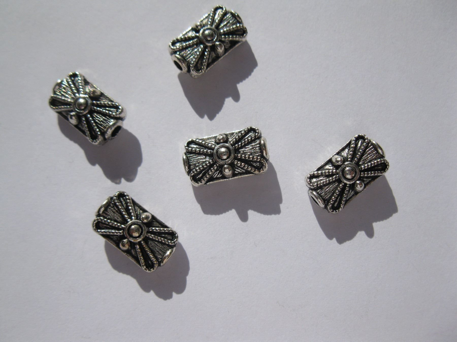 Perle (finte): 5 Metallperlen gemustert 15x8mm – Nuovo e nell'imballaggio originale da St. Margarethen TG venduto da LuanaKa 1