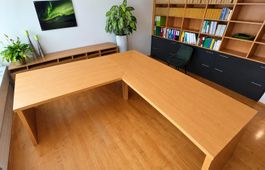 Grosser Büro-Tisch in L-Form (Eichenfurnier)