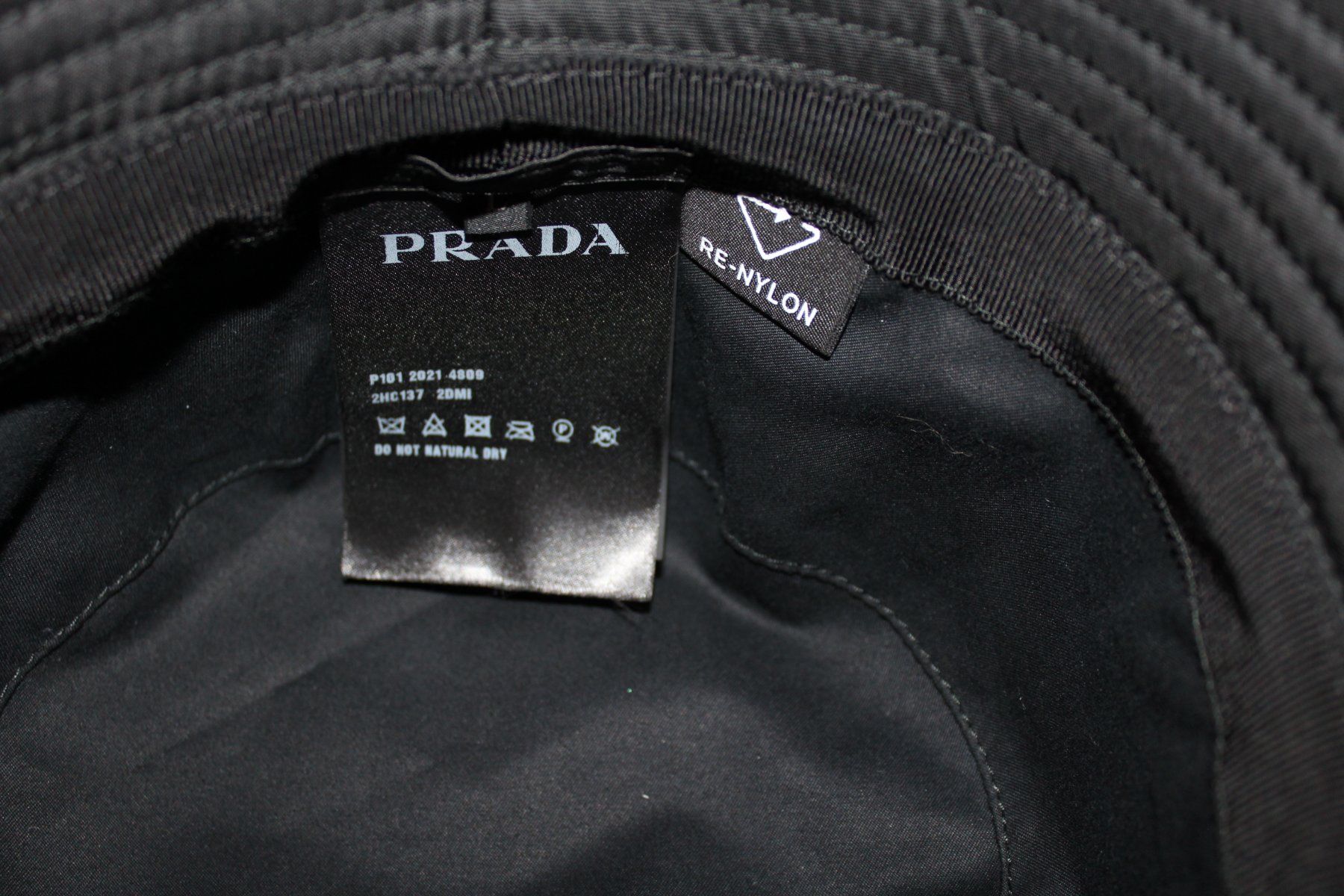 Prada Copricapi, berretti & cappellini: PRADA Re-Nylon bucket hat – Usato da Bülach venduto da Au80 4
