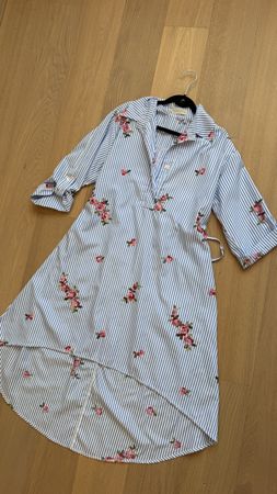 RINASCIMENTO Kleid mit Rosenmuster gestickt