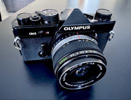 Olympus OM-2 noir avec 35 White nose