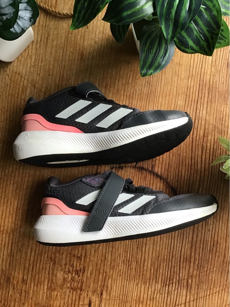 Adidas Scarpe per ragazze: Schwarze Adidas Schuhe Grösse 29 30 – Usato da Eschlikon TG venduto da little.dove 1