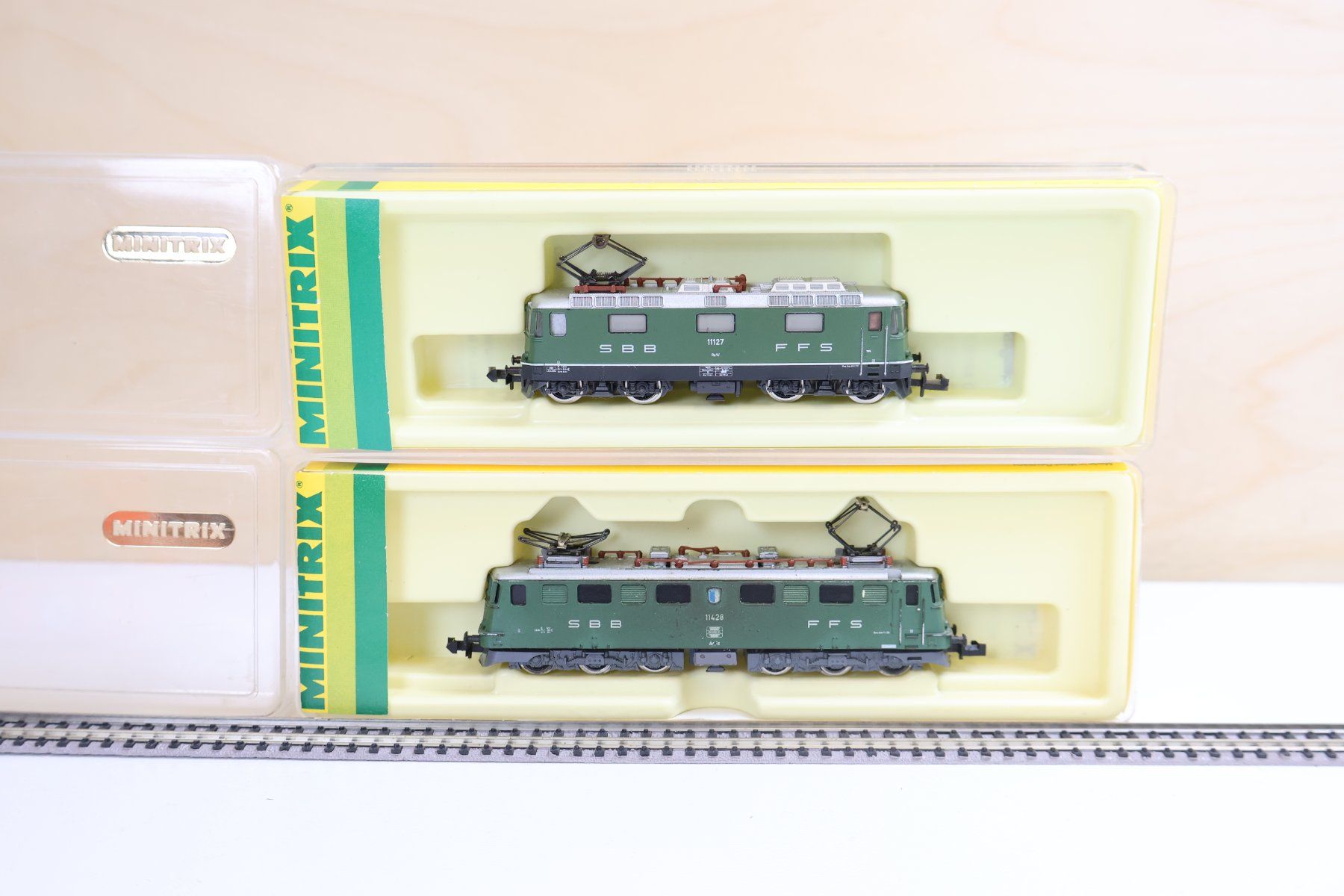 Trix Modelleisenbahnen: Minitrix 2 x SBB E-Lok Set - schöne Modelle OVP – Gebraucht aus Winterthur von Monstera 2