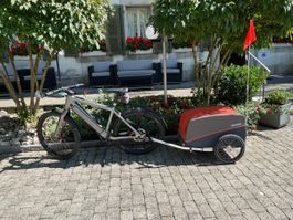 Top E-Bike Stromer ST5 mit Transportanhänger und Seitentasch