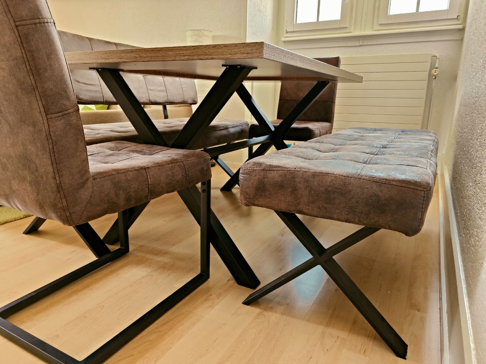 Set di tavolo e panche: Esszimmer Tisch, 2x Bänke, 2x Stühle – Usato da Malters venduto da leif 2