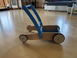 Süesser Lauflernwagen aus Holz