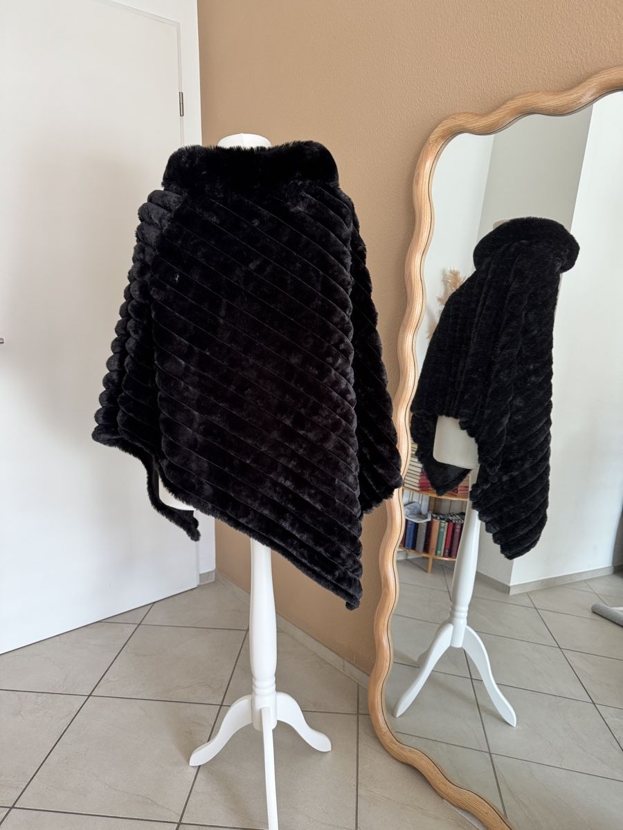 Altro in Moda donna: Wunderschönes, warmes Winter-Cape mit Kapuze, Schwarz – Nuovo (secondo la descrizione) da Muttenz venduto da einfach-schoen 2