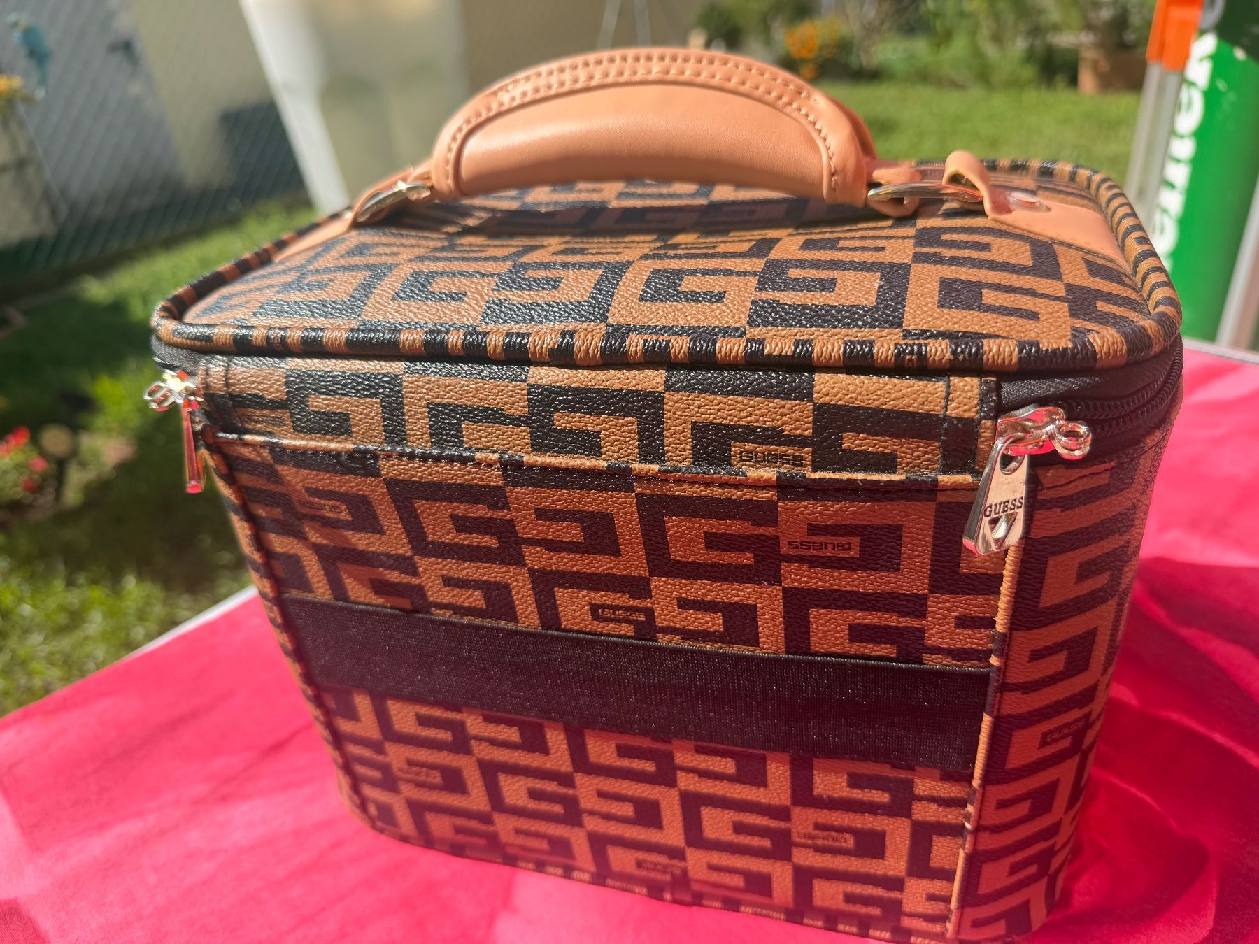 Guess Custodie per cosmetici: Guess - grosse Beauty Case - Neuwertig – Usato da Cugnasco venduto da tizianaq 1
