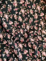 Viskosestoff, schwarz mit Blumenstreudruck, 1.45 x 3 m