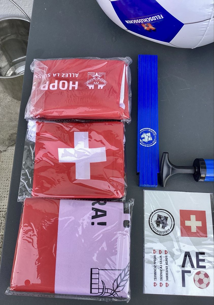 Feldschlösschen Bandiere: Fan-Set von Feldschlössli Schweiz – Nuovo (secondo la descrizione) da Niederlenz venduto da lil_jxk8 1