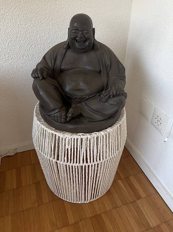 Statuette: Buddha-Figur mit Deko-Hocker – Usato da Wettingen venduto da luc_skt2