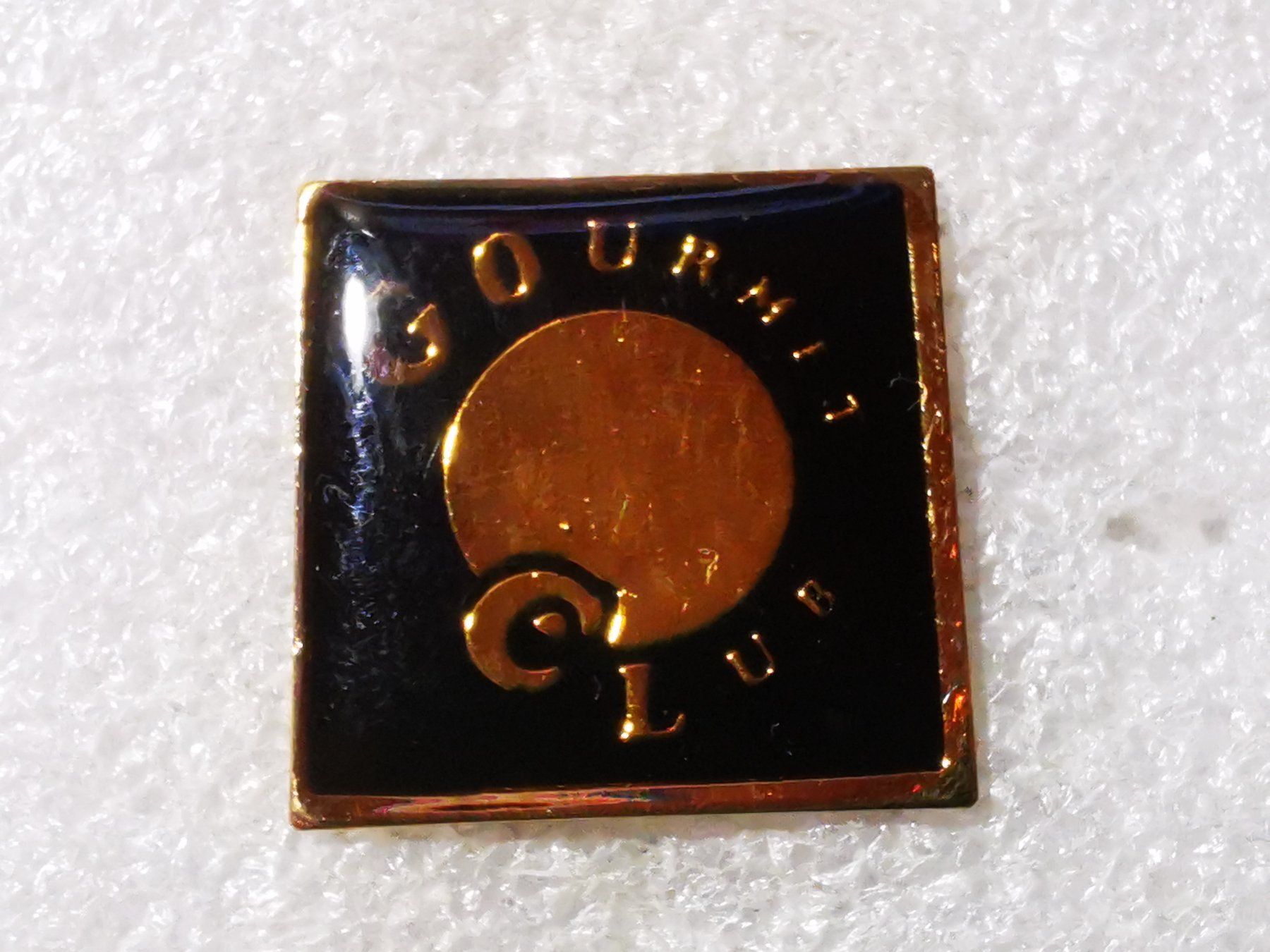 Placchette & Badge: Ansteckpin 113: Gourmet Club – Usato da Oppligen venduto da Pin-Fall-Shop