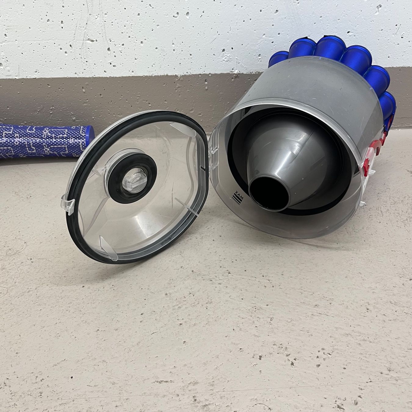 Dyson Aspirapolveri & Accessori: Dyson DC33c Allergy – Zyklon, Staubbehälter & Filter – Usato da Therwil venduto da Xavier_G 3