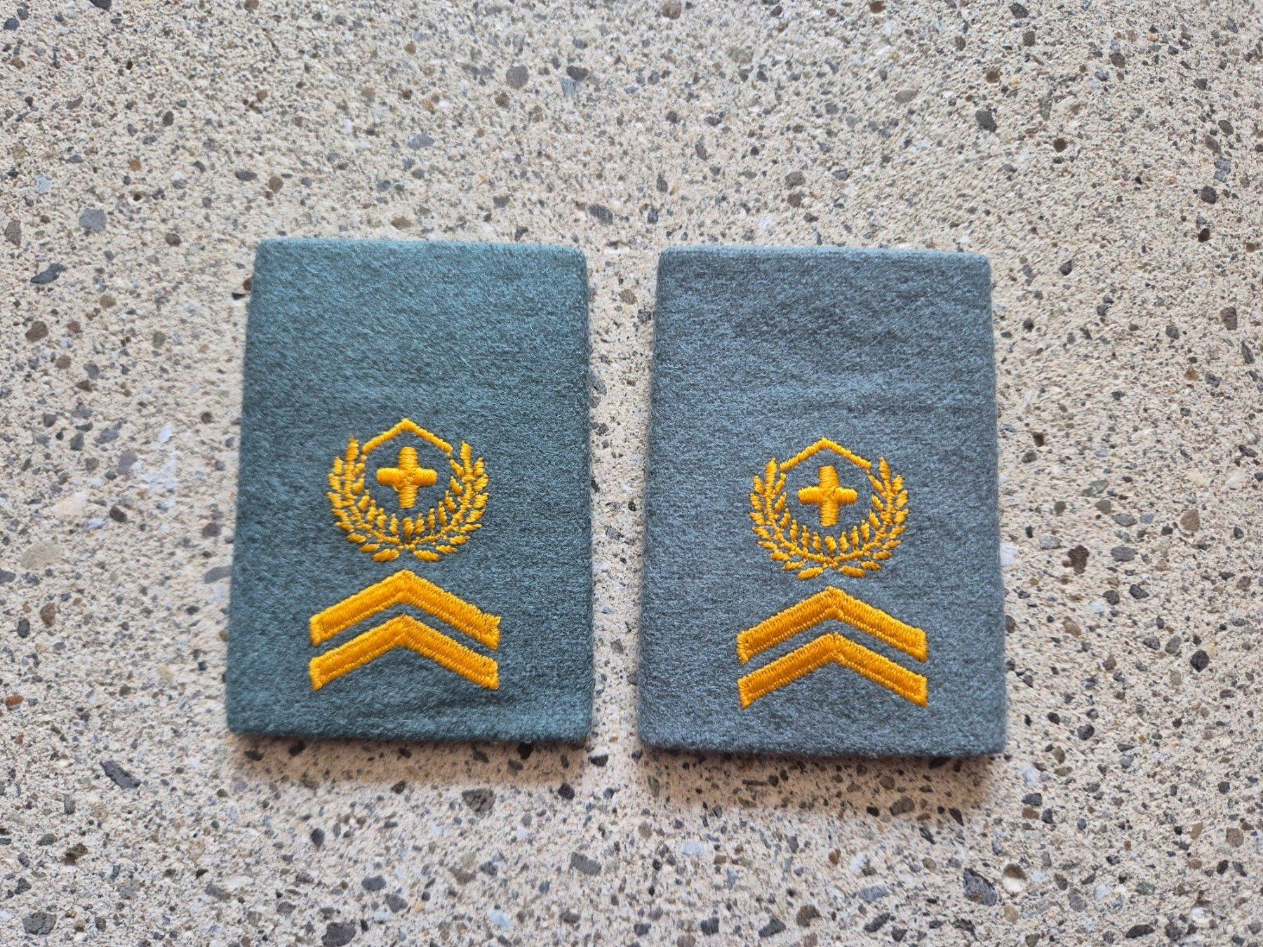 Schweizer Armee Placchette & Badge:  Gradabzeichen Patten Set Feldweibel Post  – Nuovo e nell'imballaggio originale da Riedholz venduto da fr_sIruP