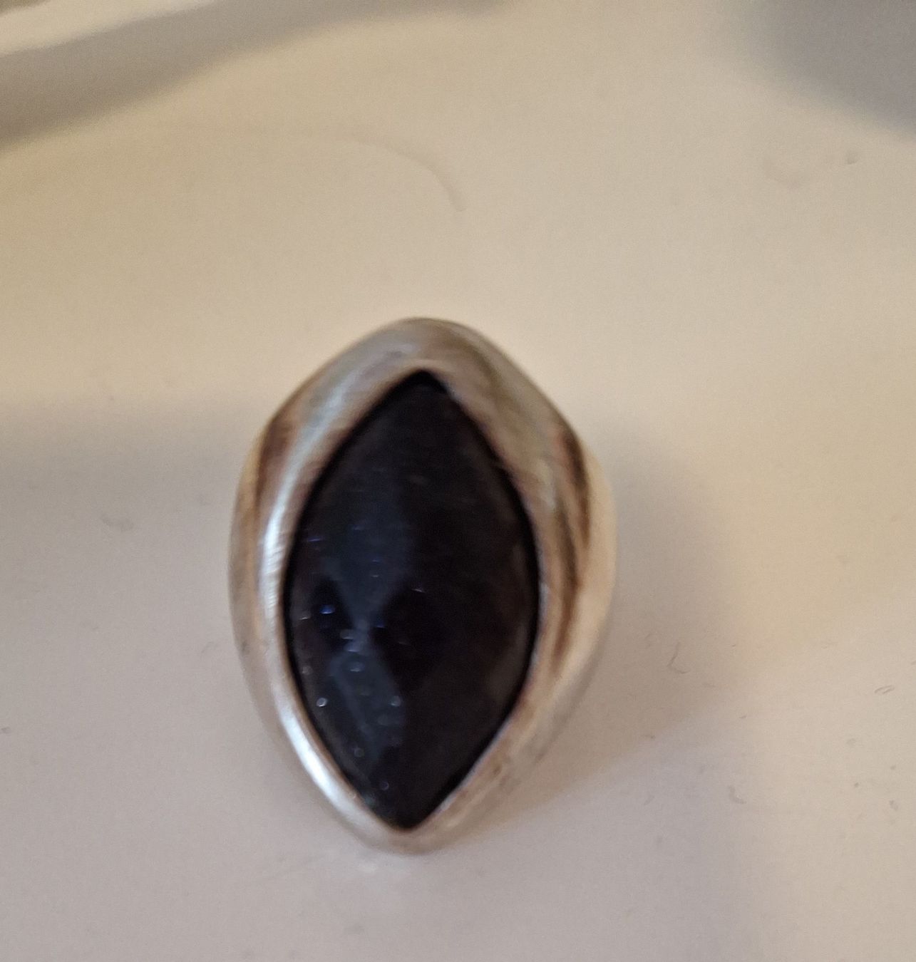 Ringe: Stylish Silver Ring with Black Stone pailetten – Neu (gemäss Beschreibung) aus Marin-Epagnier von Natasa82