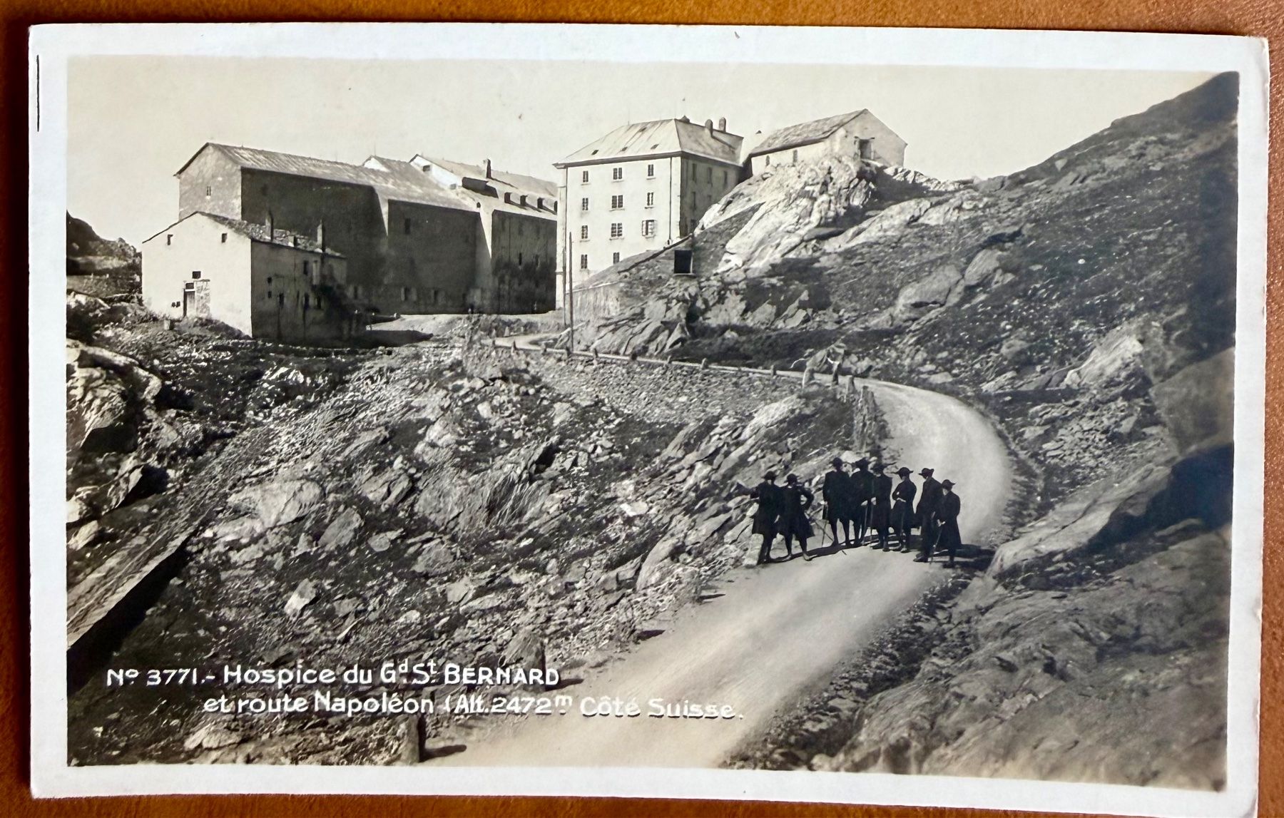 Ansichtskarten: St. Bernard - Personnages devant l'Hospice 1927 – Gebraucht aus Lutry von Ediego