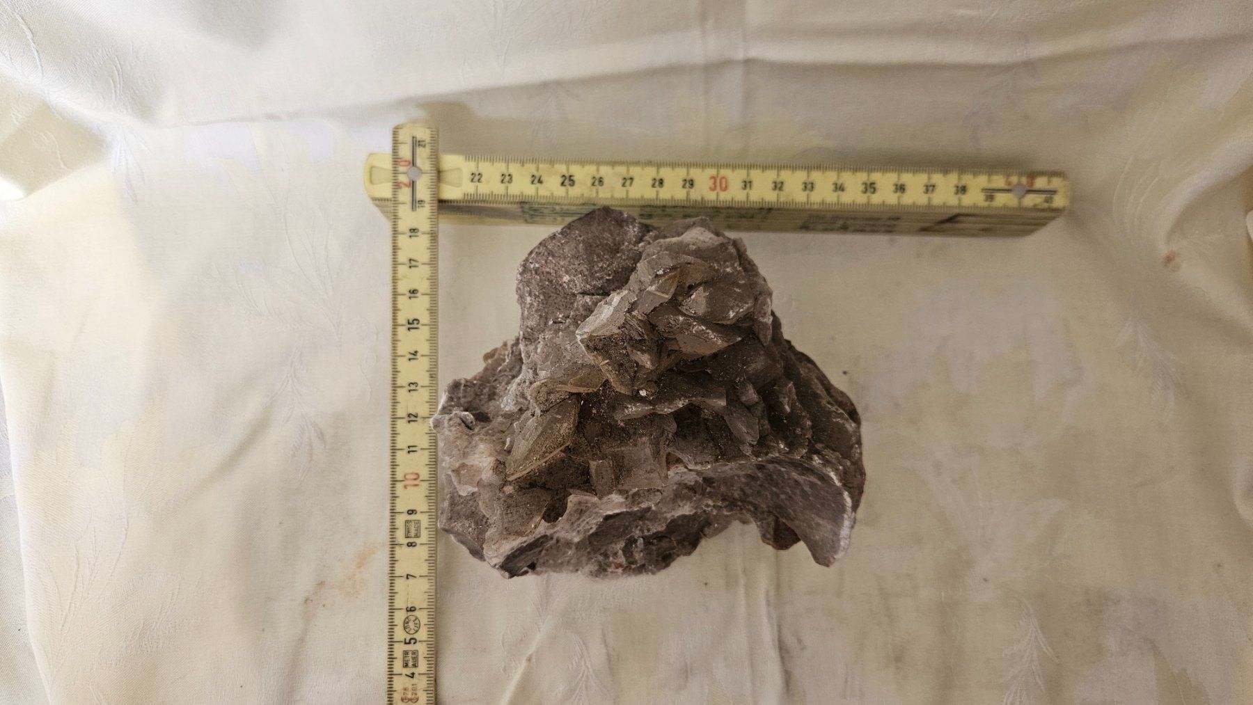Minerali & Pietre curative: Pietra con cristalli – Usato da Melano venduto da H-Sara 2