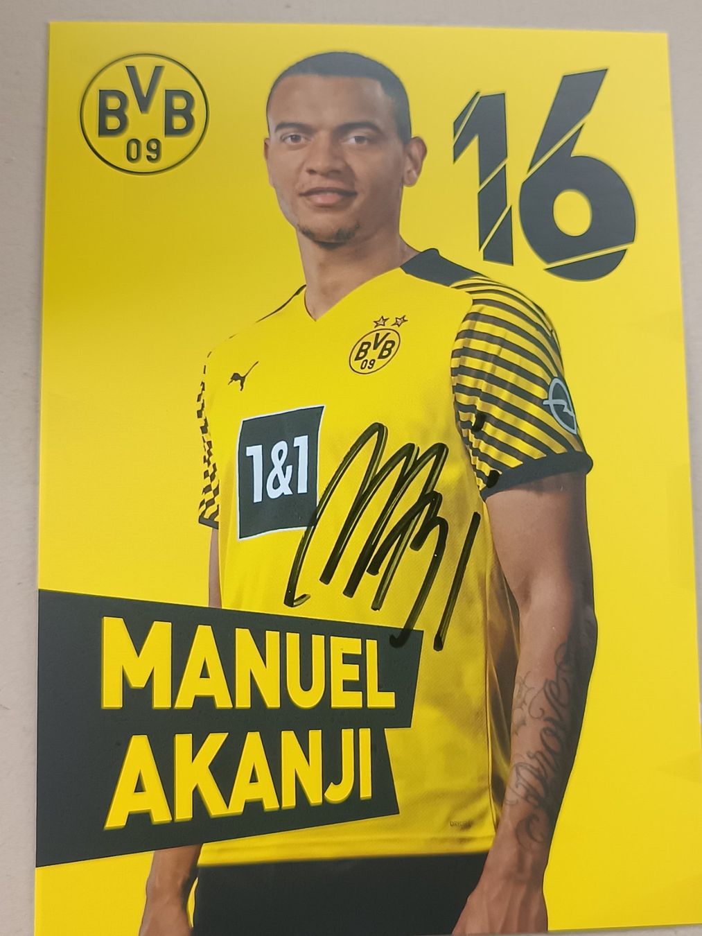 Autografi: Manuel Akanji -  handsigniert BVB - Saison 21/22 - Dortmund – Usato da Menziken venduto da Artographs