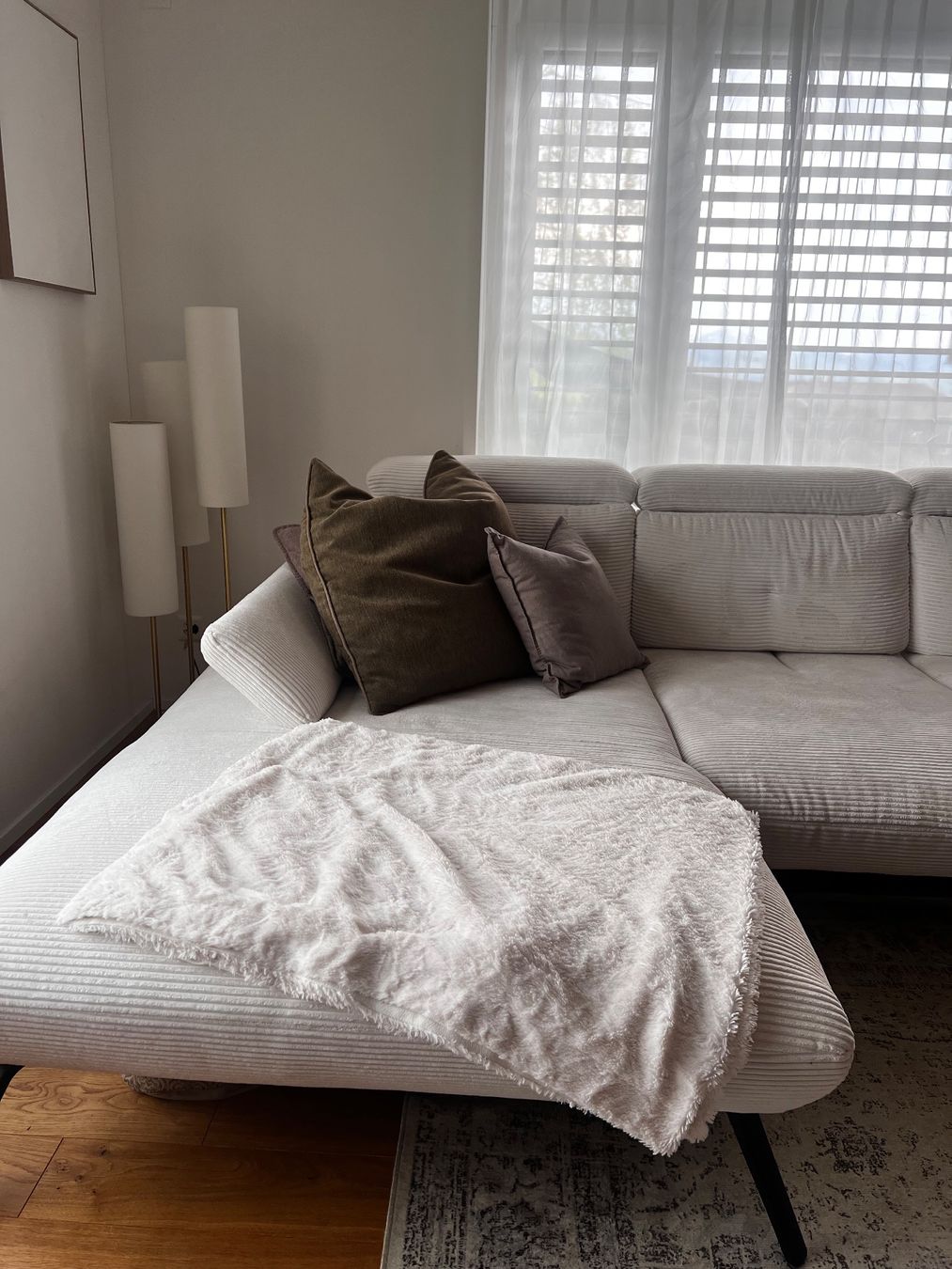Divani: Modernes Ecksofa Cord Creme – Usato da Ruswil venduto da sar_rc5z 3