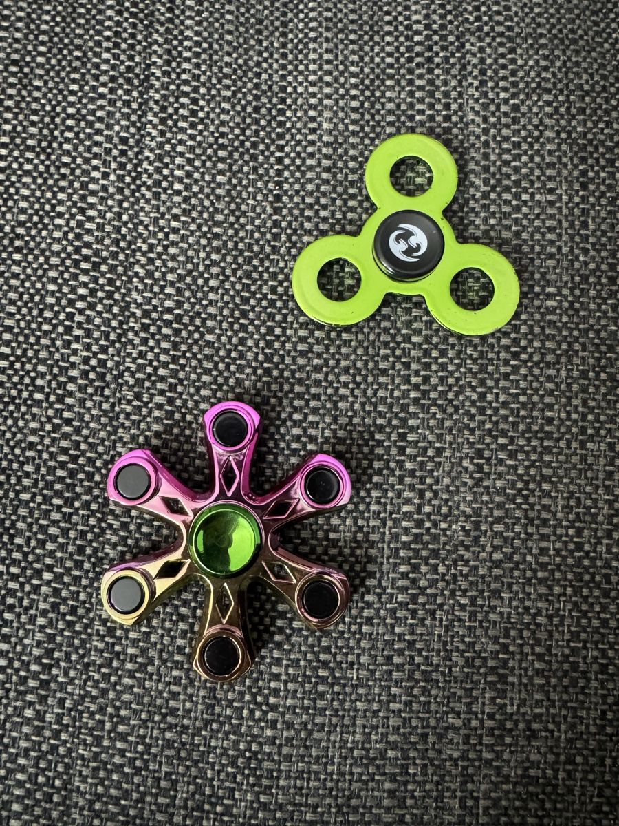 Giocattoli: 2 Fidget Spinner, Sammlerstück – Usato da Wallisellen venduto da nic_o08