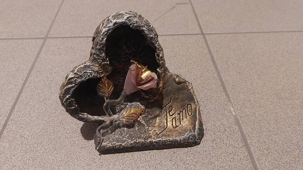 Toutes les décorations: Deko-Herz mit Glas Rose  – D'occasion à Niederhasli par log_5ffv