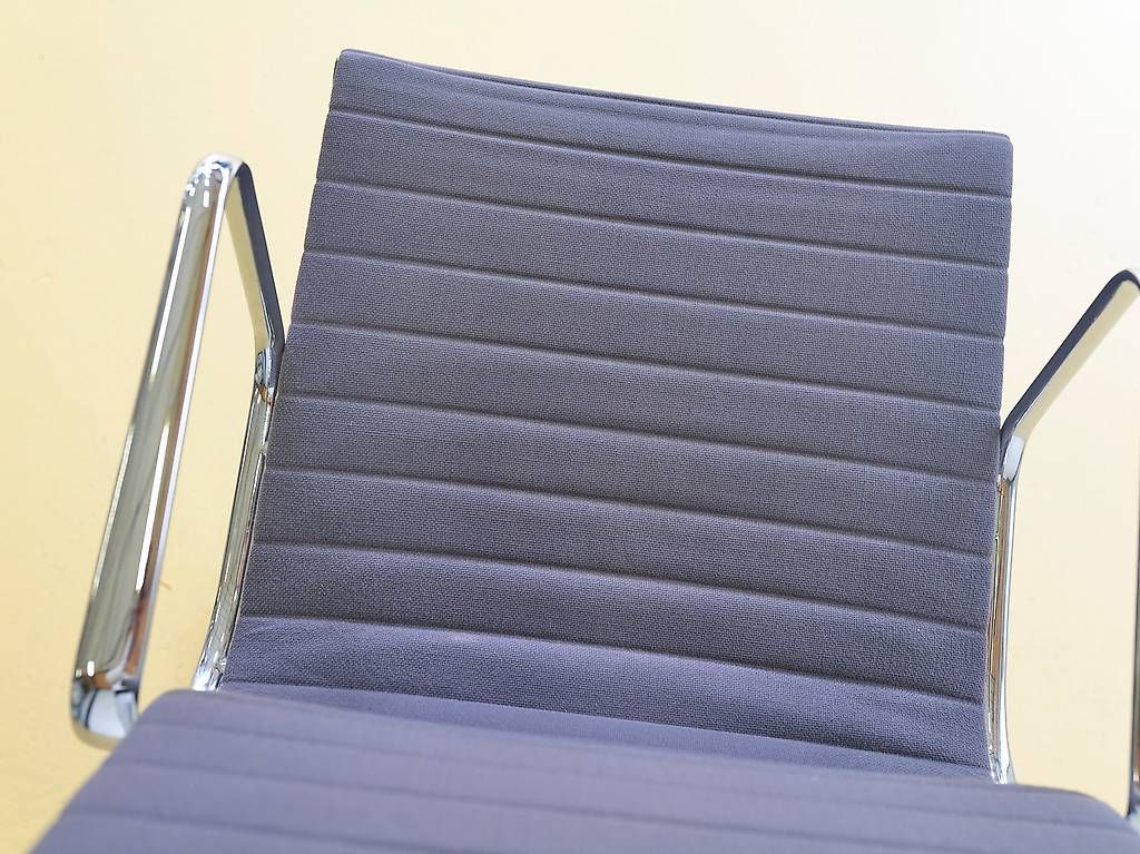 Chaises: Vitra Eames Stühle EA108, Stoff & drehbar – D'occasion à Meinisberg par atelier_TILIJA 6