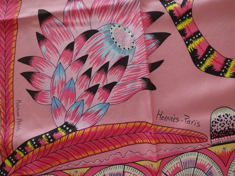 Hermès Foulard & Sciarpe: Carré géant Hermès "Savana Dance" wash avec facture – Nuovo e nell'imballaggio originale da Hauterive NE venduto da Paby 2