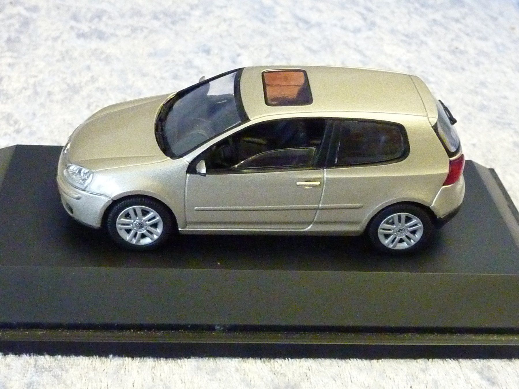 Schuco Modellini d'auto: VW Golf V  1:43 – Nuovo (secondo la descrizione) da Dürrenäsch venduto da modellautos4you 2