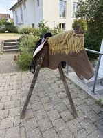 Holzpferd mit Sattel und Zügeln, handgefertigt, Holz