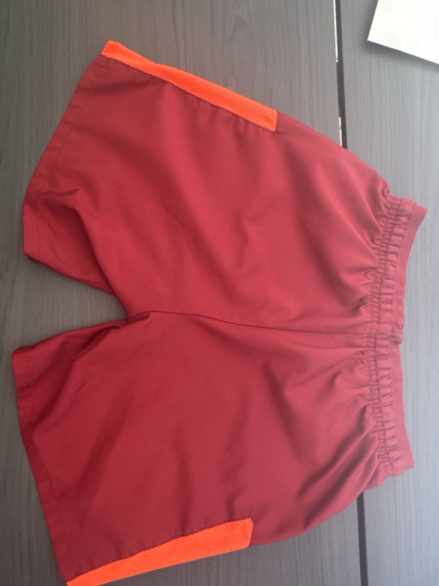 Decathlon Scarpe, pantaloni & magliette da ginnastica: Shorts enfant Kipsta rouge/orange – Usato da Martigny venduto da deb_5ypy 1