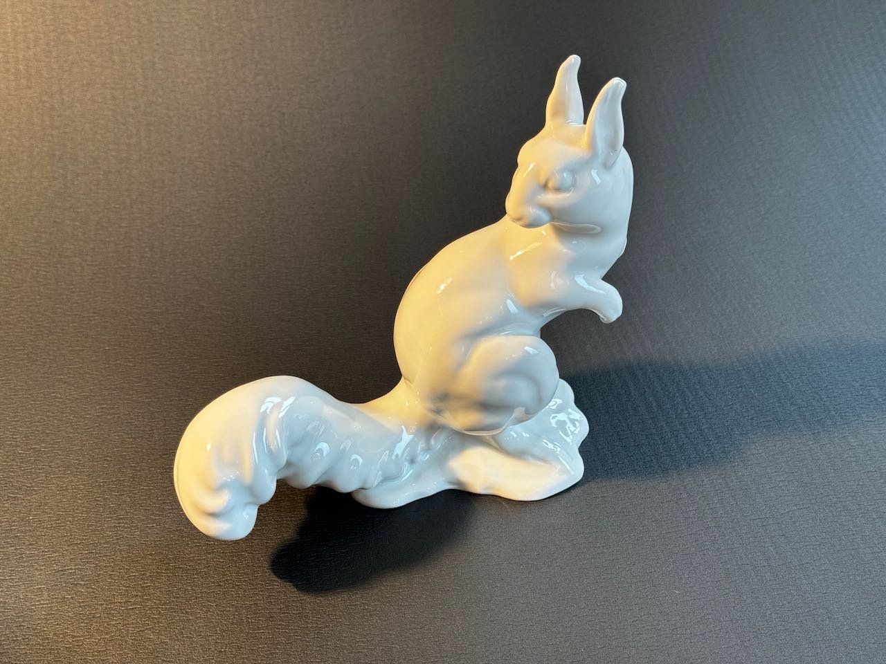 Statuette: Schönes Langenthal Porzellan Eichhörnchen – Usato da Ettenhausen TG venduto da OptikerAusverkauf 2