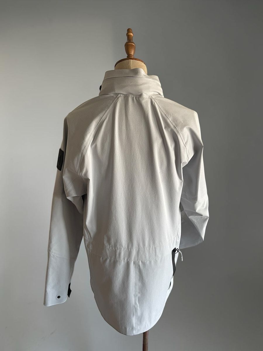 Giacche: ON Running Explorer Jacket Damen S Hellgrau – Usato da Zürich venduto da Recode.Fashion 3