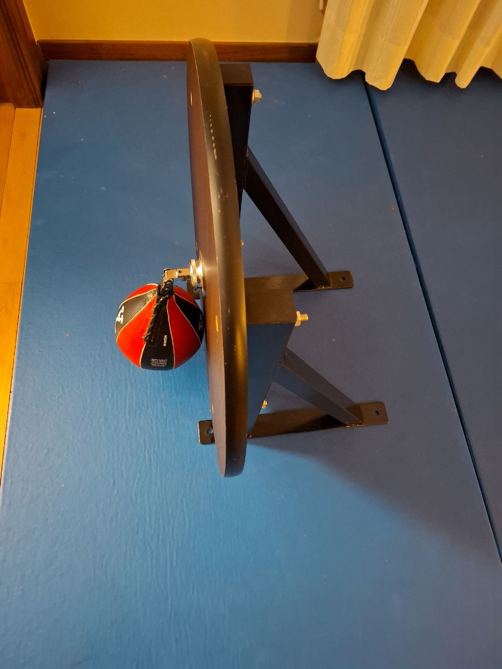 Sacchi da boxe: Plateforme murale pour speed ball avec poire de boxe – Usato da Le Locle venduto da Maria.222 5