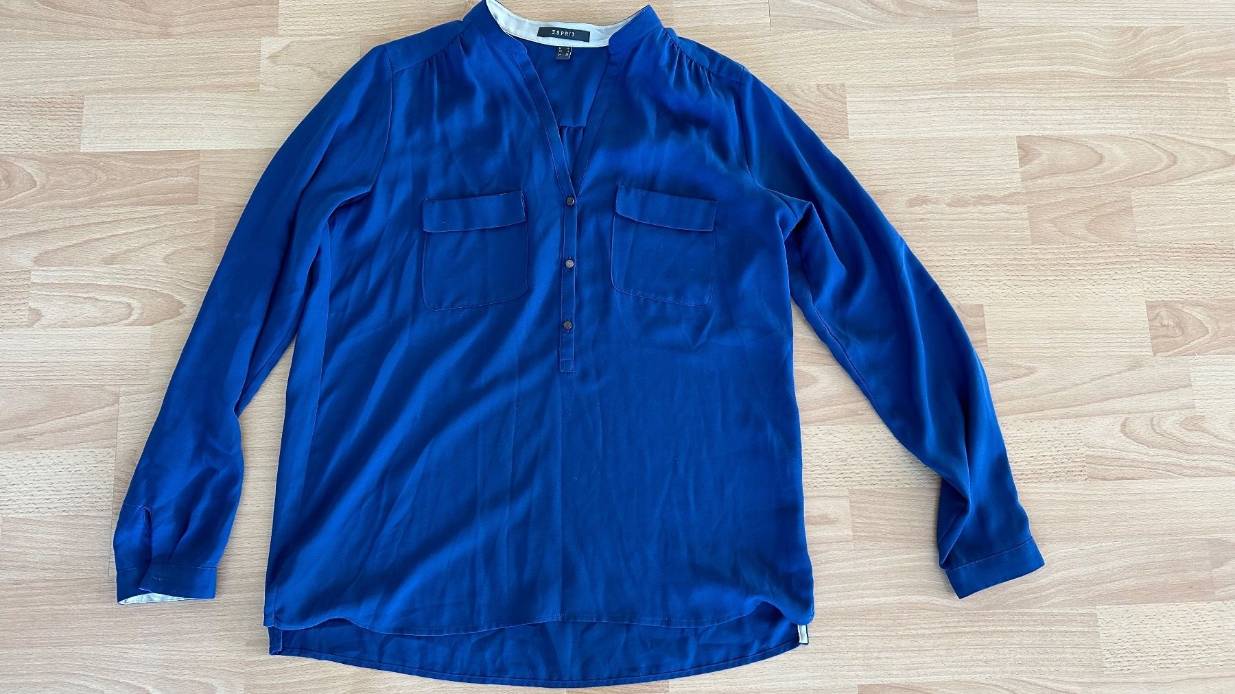 Esprit Camicette: ESPRIT Bluse blau mit beigen Details Gr 40 – Usato da Winterthur venduto da Secondhand-Family 4
