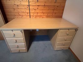 Massiver Holzschreibtisch