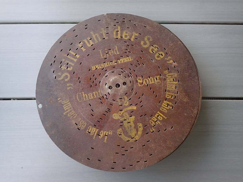 Piatti di portata: Alte Antike Polyphon  Platten / Lochplatten – Usato da Reinach BL venduto da Glockenblumen 2