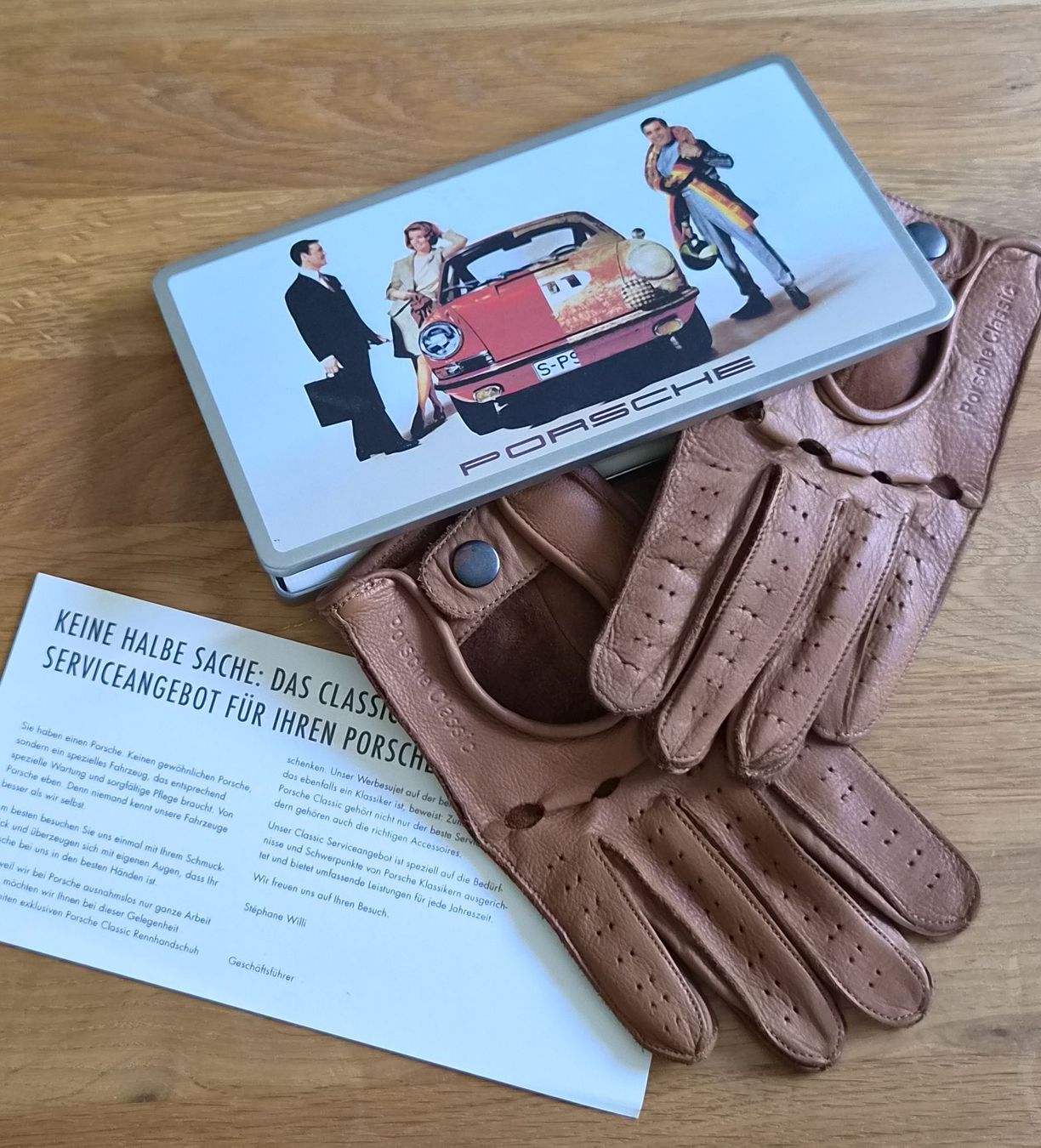 Porsche Schilder: Porsche Handschuhe mit Blechschschtel – Gebraucht aus Zuzwil SG von Phwsg
