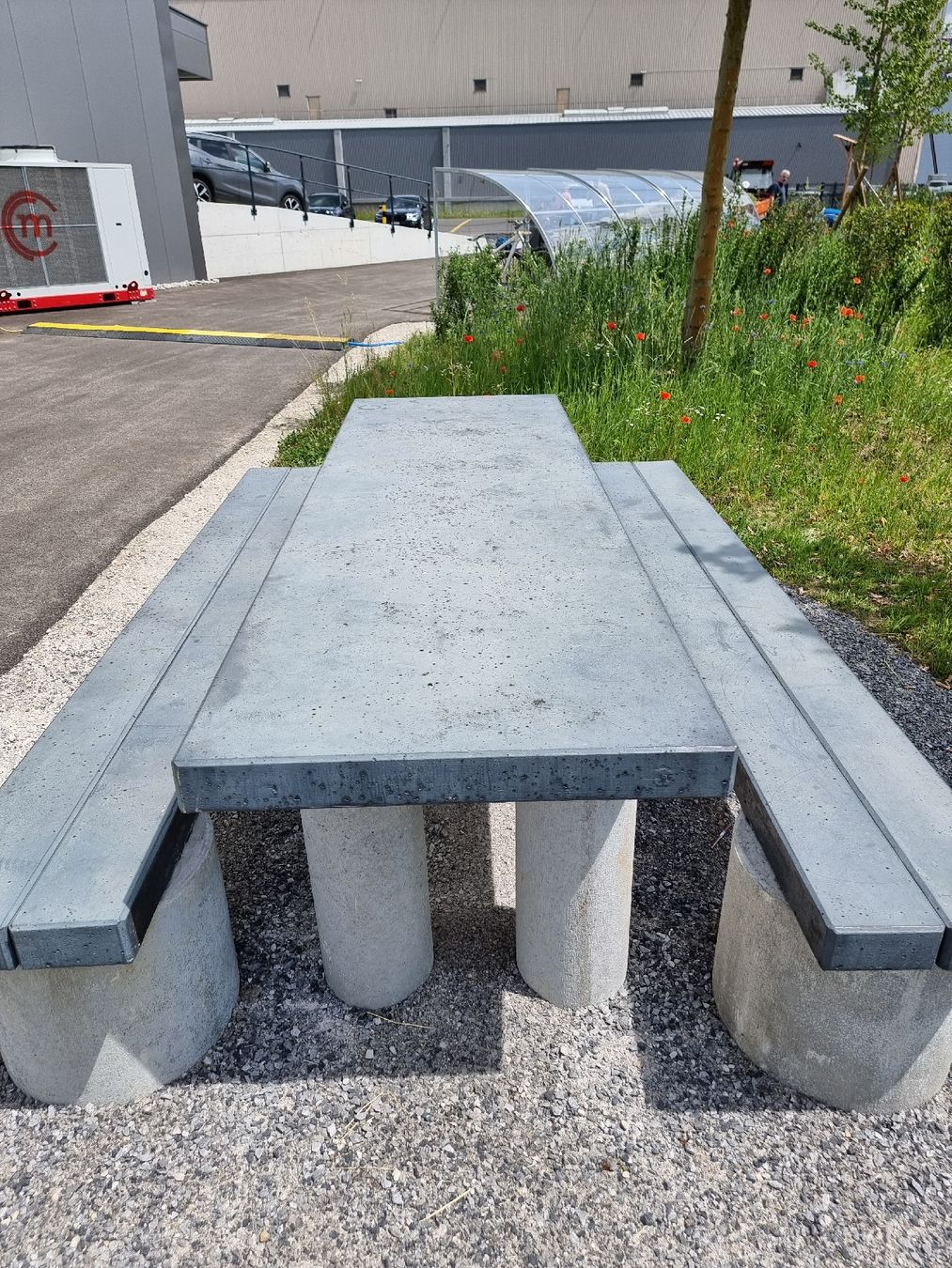 Set di tavolo e panche: Massiver Betontisch mit 2 Sitzbänken – Usato da Winterthur venduto da L.v.N 1