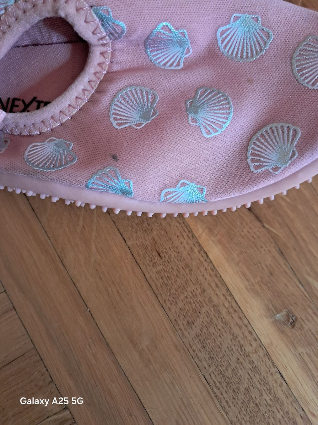 Scarpe per ragazze: Chaussons fille  plage/piscine  taille 23 – Usato da Ferpicloz venduto da Clicli014 1