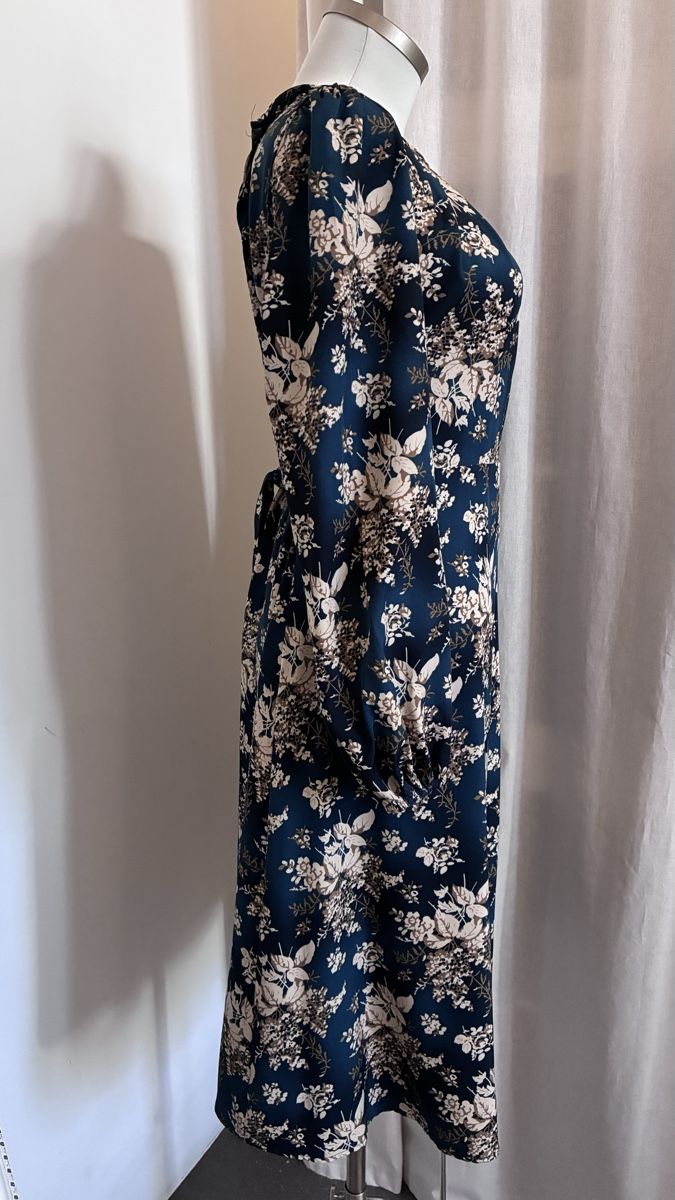 Robes: Kleid Blumenmuster Dunkelgrün Langarm  – Neuf (Voir description) à Bäretswil par Viechel 2