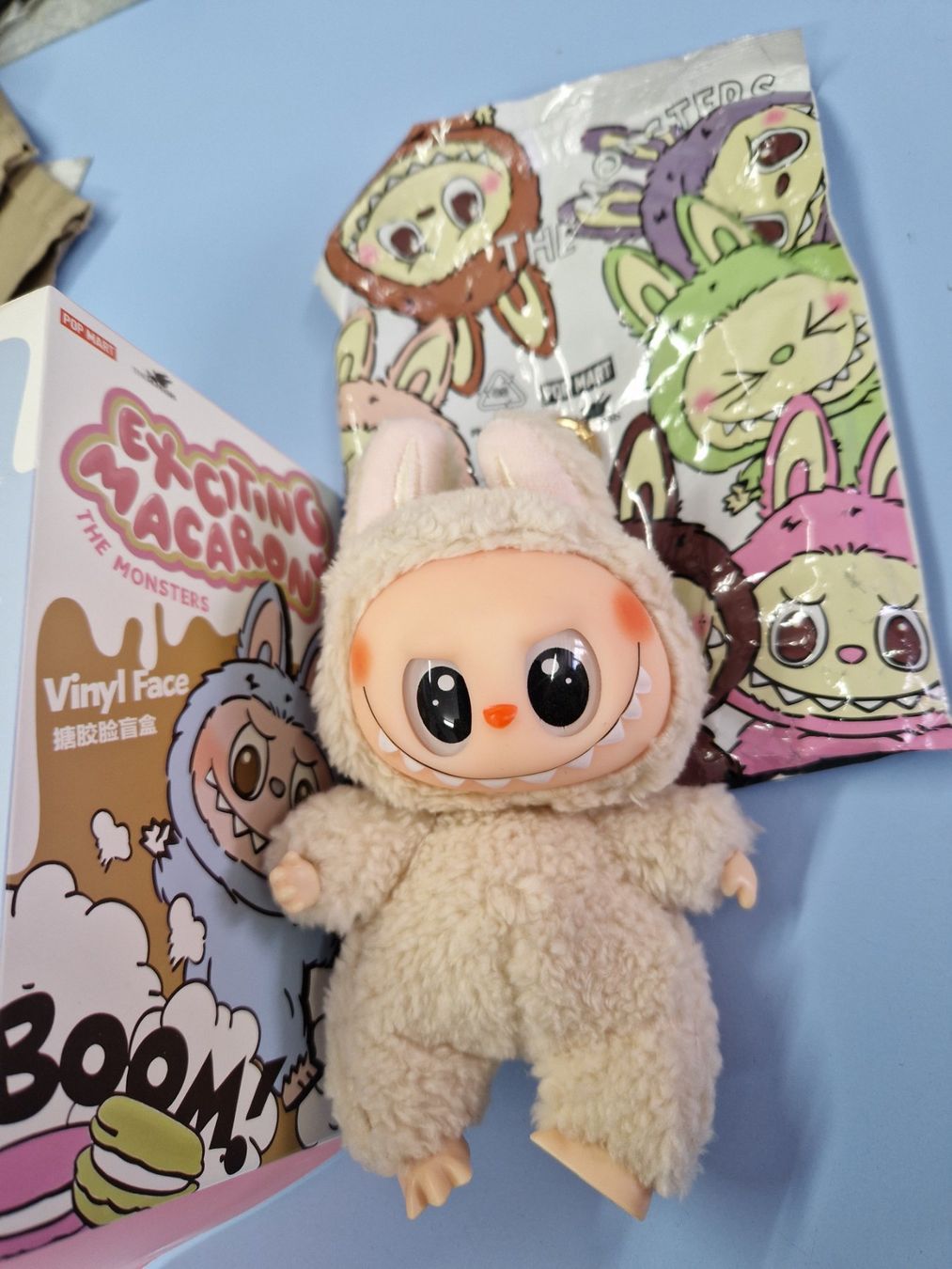 Statuette: Labubu BEIGE Monsters peluche 17 cm  NEUF – Nuovo e nell'imballaggio originale da St-Imier venduto da goodber