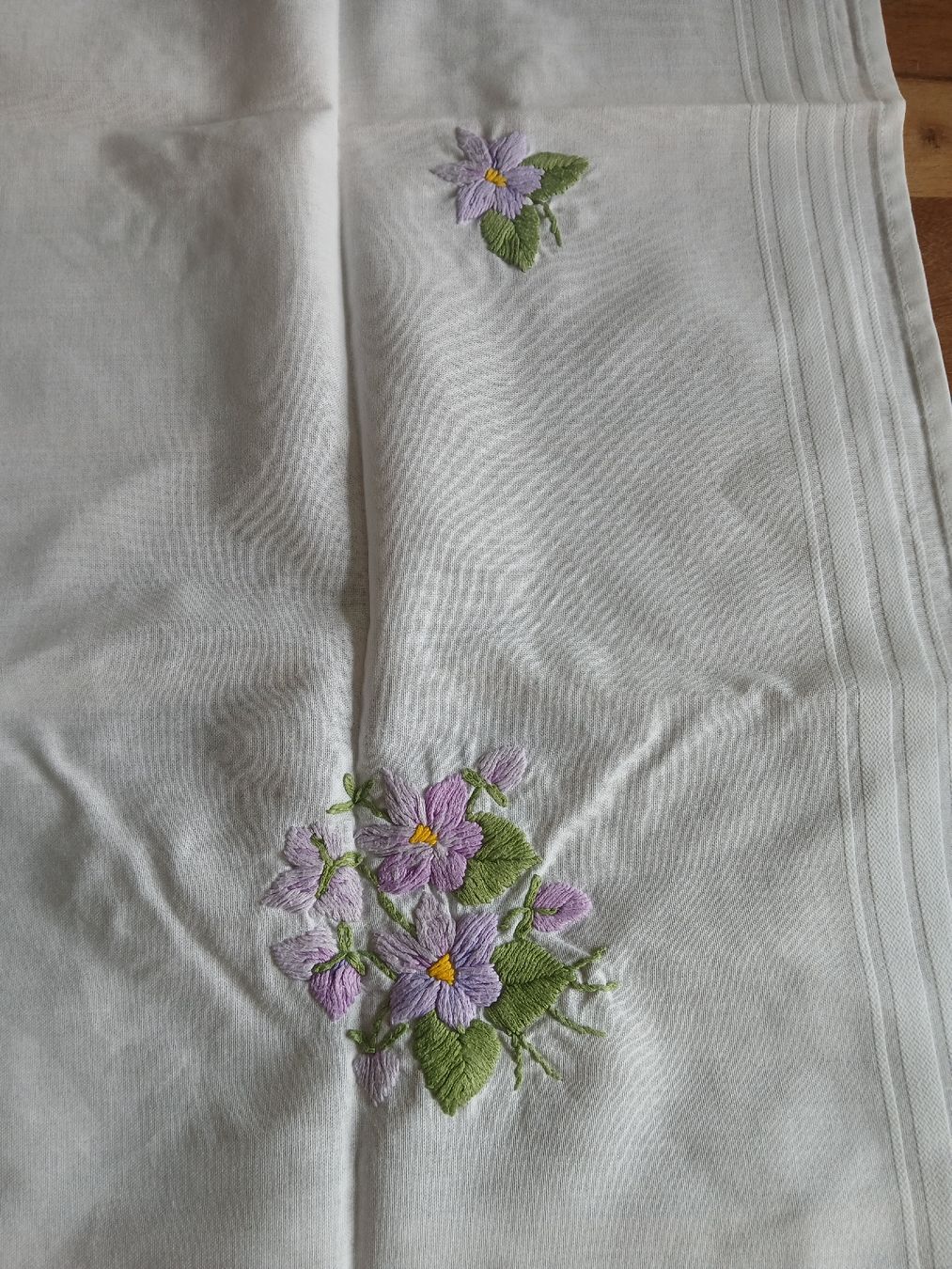 Sonstige Tischwäsche: Spring Linens: Hand-Embroidered Vintage Tablecloth 76x76 – Gebraucht aus Dübendorf von LoRi-2026 1