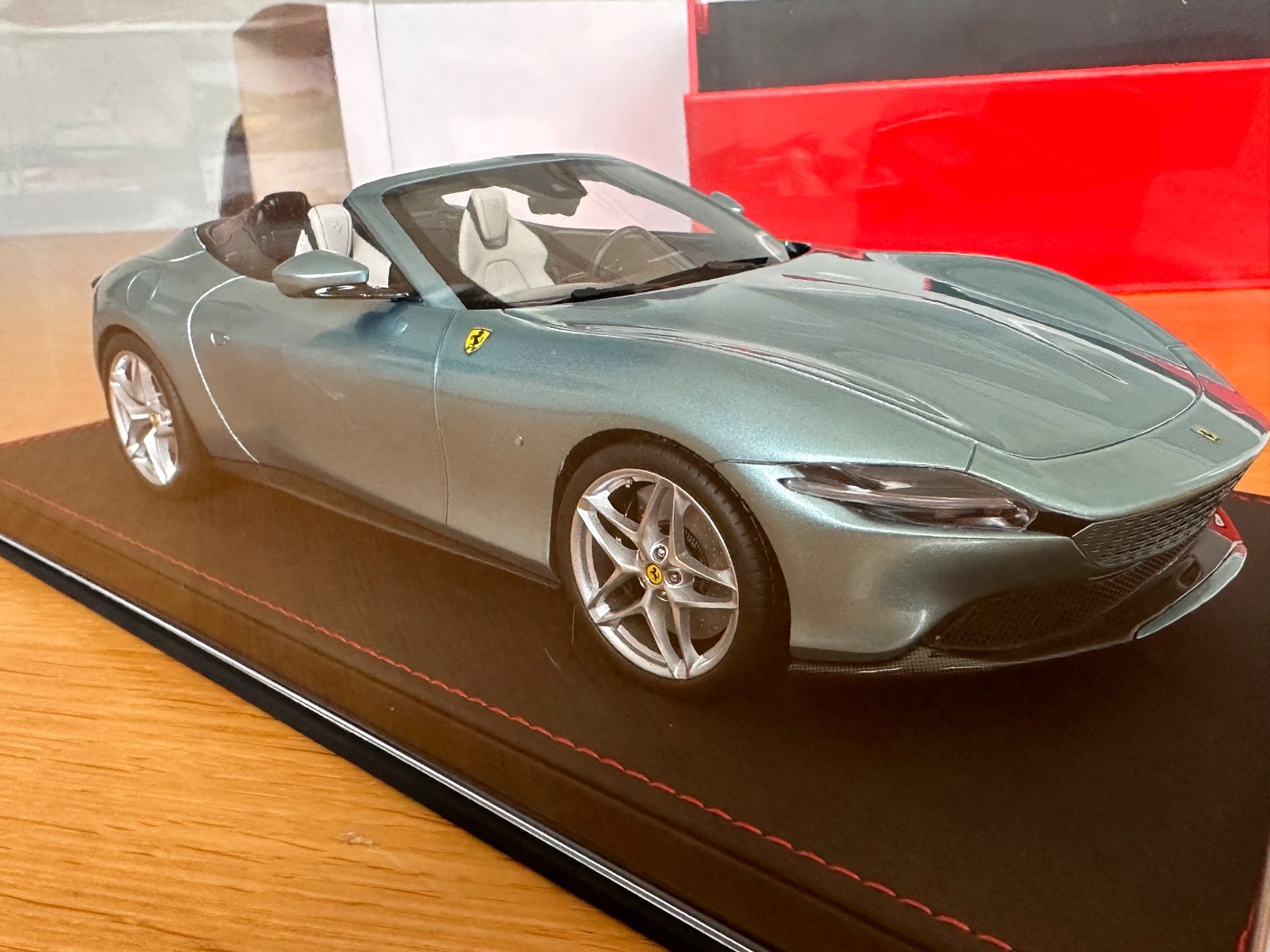 Ferrari Modellautos: Ferrari Roma Spider Celeste Tevere 1/18 – Neu und originalverpackt aus Stein AR von Krabbe2 1