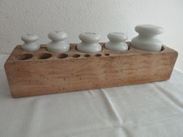 Holzblock mit Porzellangewichten