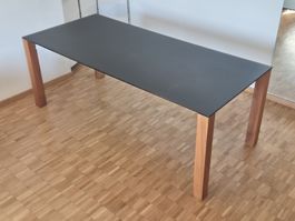 Eleganter Esstisch 200 × 90 cm – Schwarzglas & Nussbaum