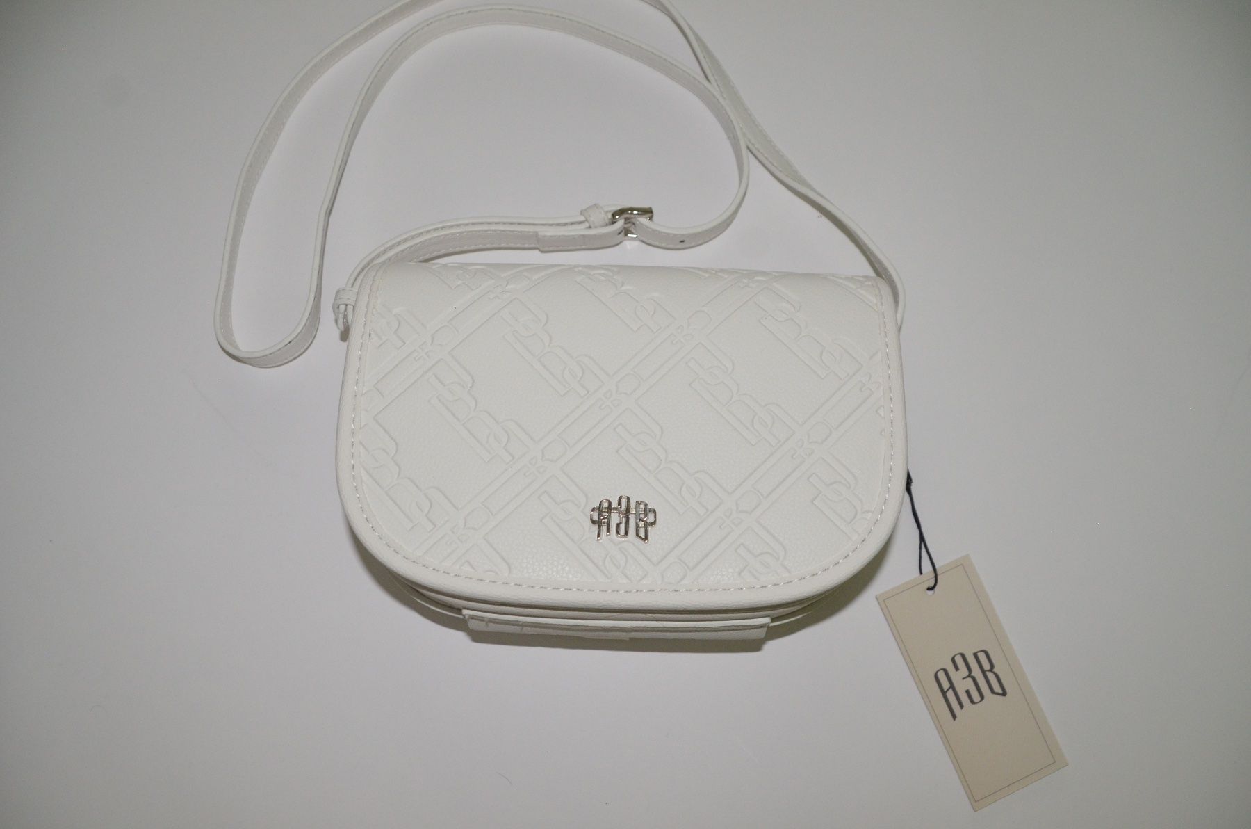 Taschen: A3B Monogram Shoulder Bag Embossed – Neu und originalverpackt aus Bäretswil von swiss.thrift.shop 3